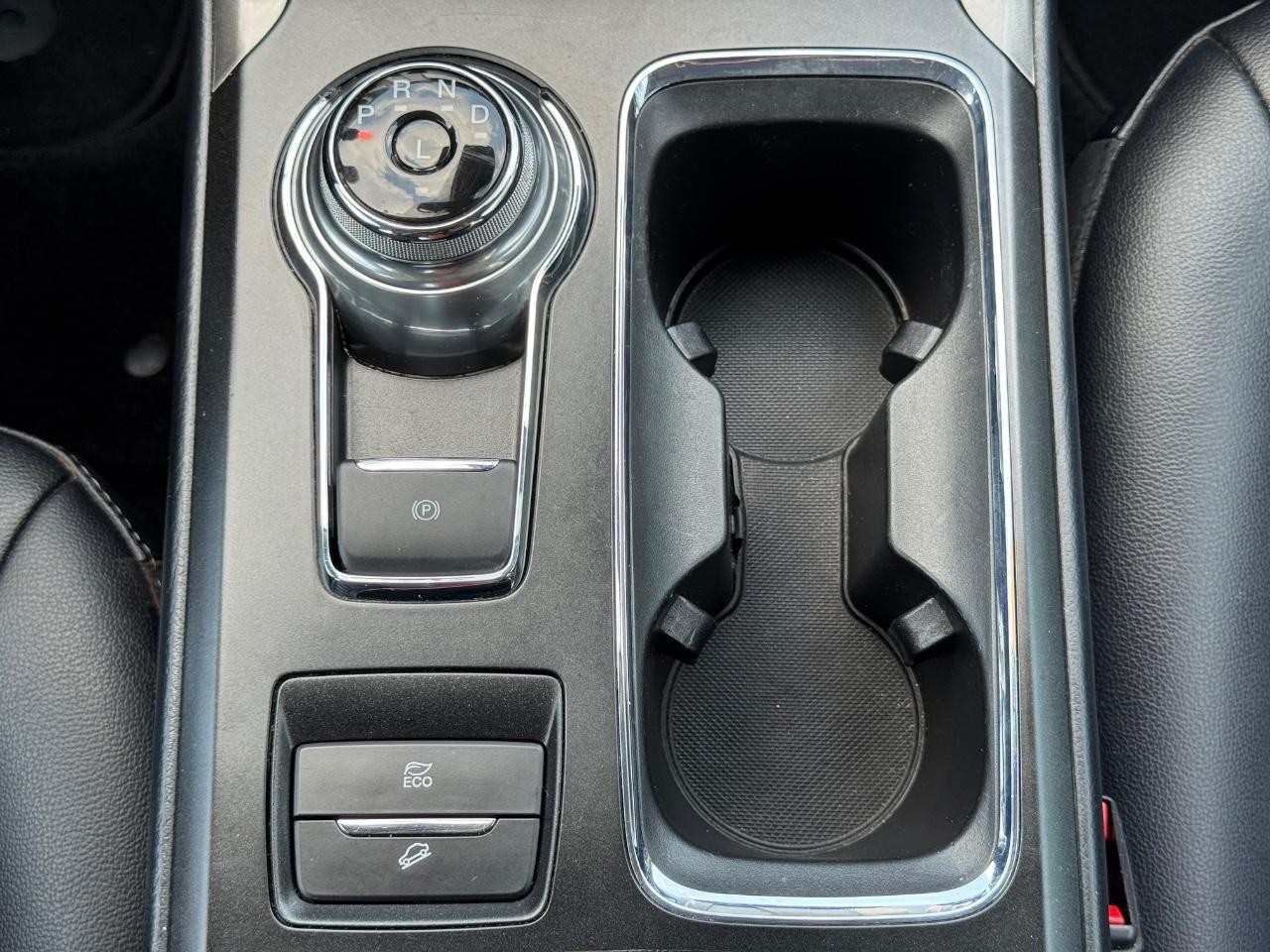 Ford Fusion Hybrid Vehicle Full-screen Gallery Image 15