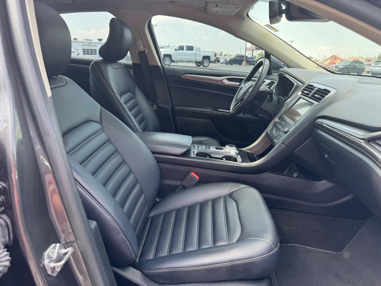 Ford Fusion Hybrid Vehicle Full-screen Gallery Image 17