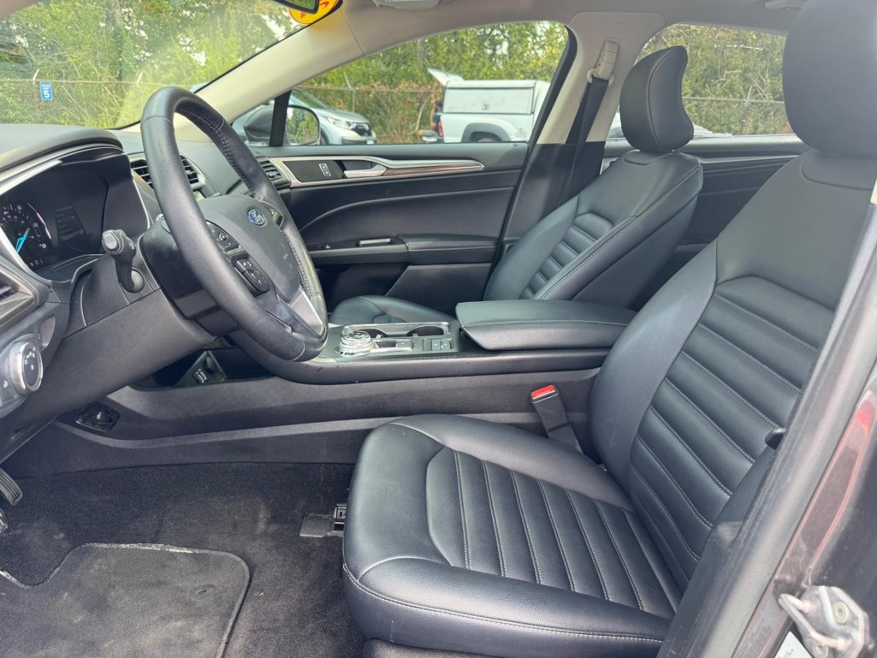 Ford Fusion Hybrid Vehicle Full-screen Gallery Image 18