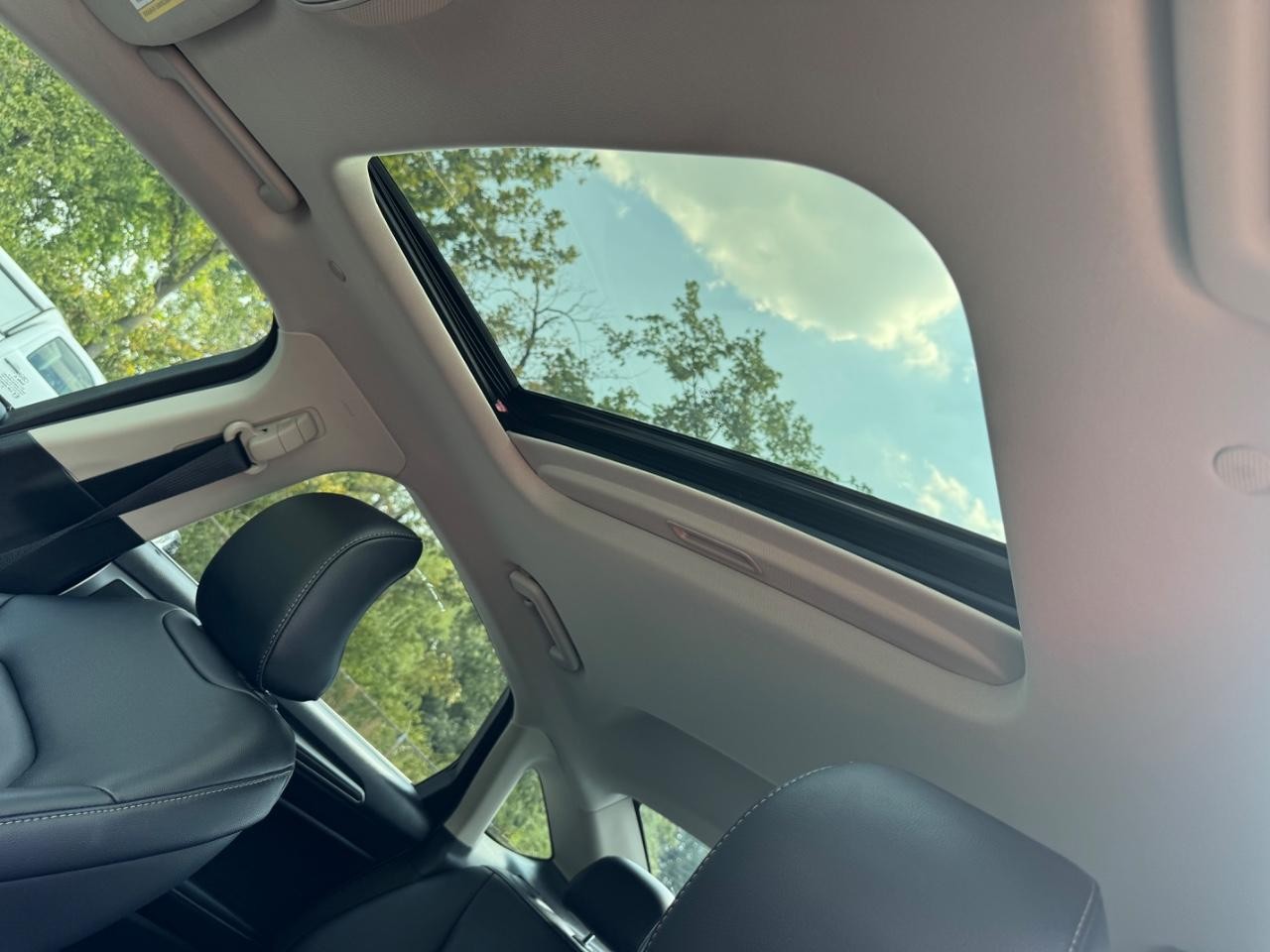 Ford Fusion Hybrid Vehicle Full-screen Gallery Image 19