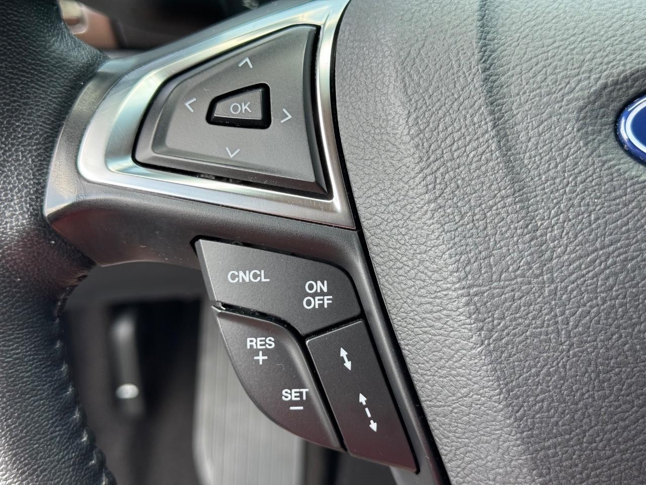 Ford Fusion Hybrid Vehicle Full-screen Gallery Image 21