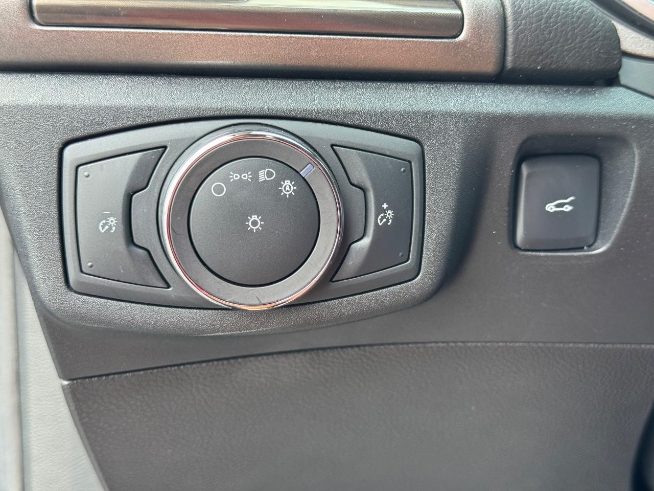 Ford Fusion Hybrid Vehicle Full-screen Gallery Image 23