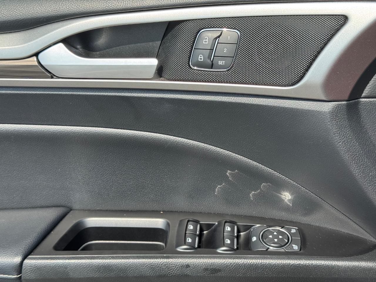 Ford Fusion Hybrid Vehicle Full-screen Gallery Image 26