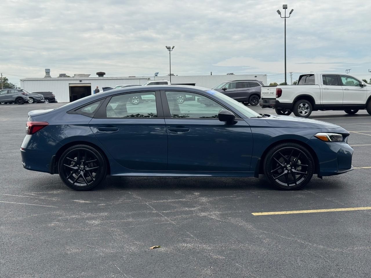 Honda Civic Sedan Hybrid Vehicle Full-screen Gallery Image 02