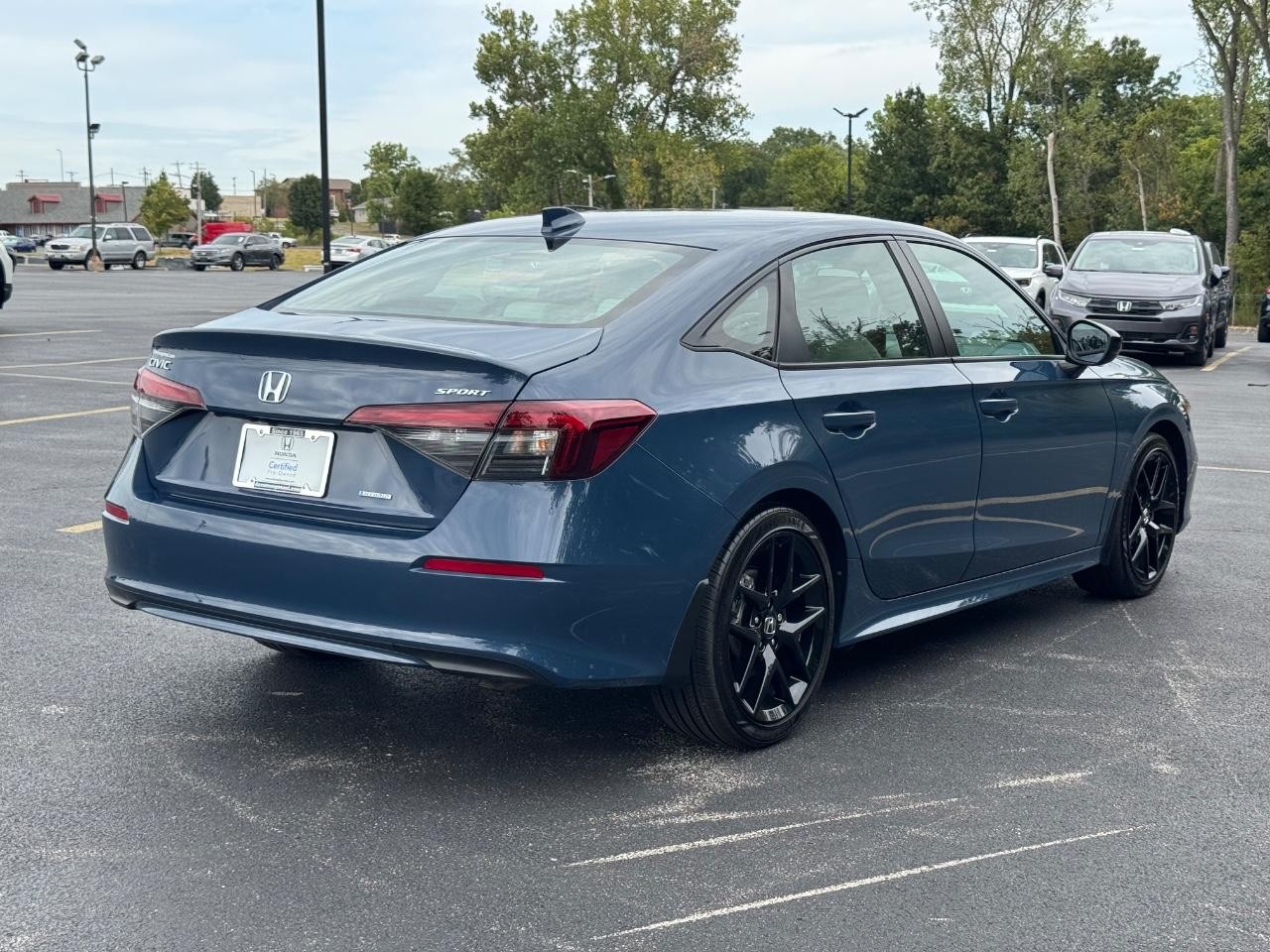 Honda Civic Sedan Hybrid Vehicle Full-screen Gallery Image 03