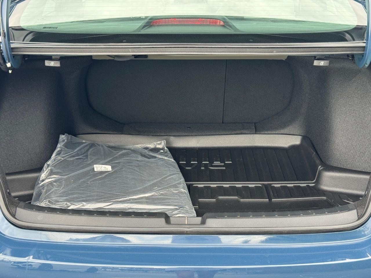 Honda Civic Sedan Hybrid Vehicle Full-screen Gallery Image 04