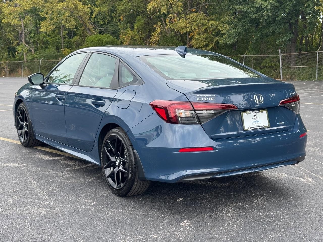 Honda Civic Sedan Hybrid Vehicle Full-screen Gallery Image 06