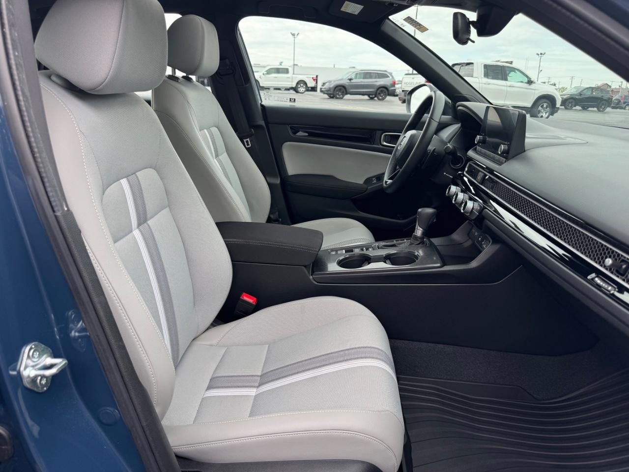 Honda Civic Sedan Hybrid Vehicle Full-screen Gallery Image 16