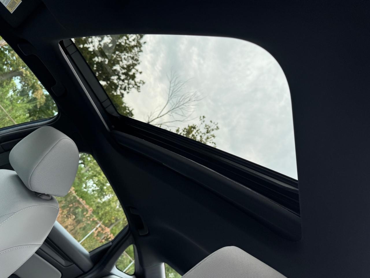 Honda Civic Sedan Hybrid Vehicle Full-screen Gallery Image 18