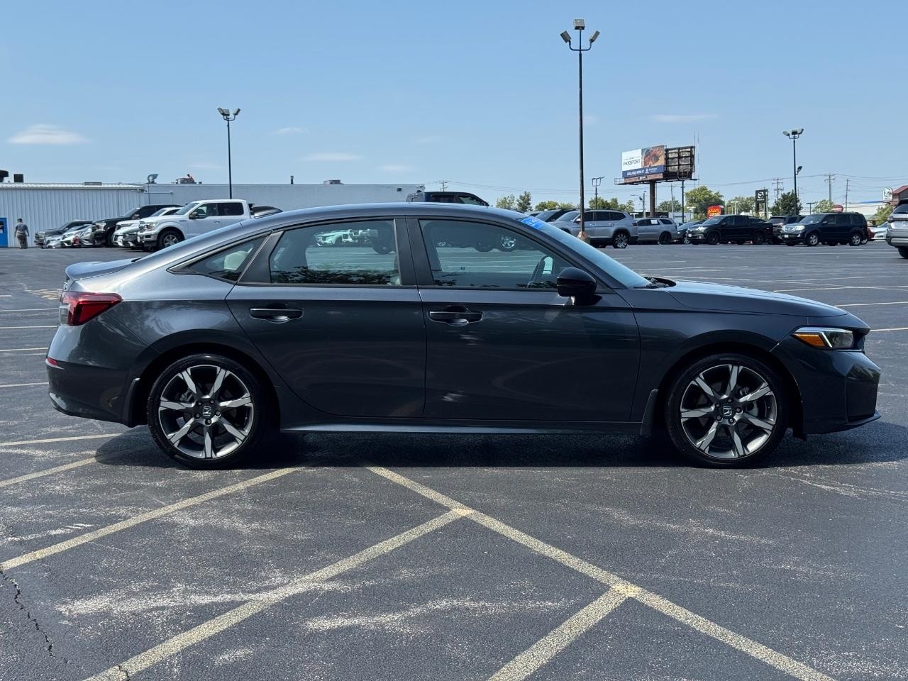 Honda Civic Sedan Hybrid Vehicle Full-screen Gallery Image 02