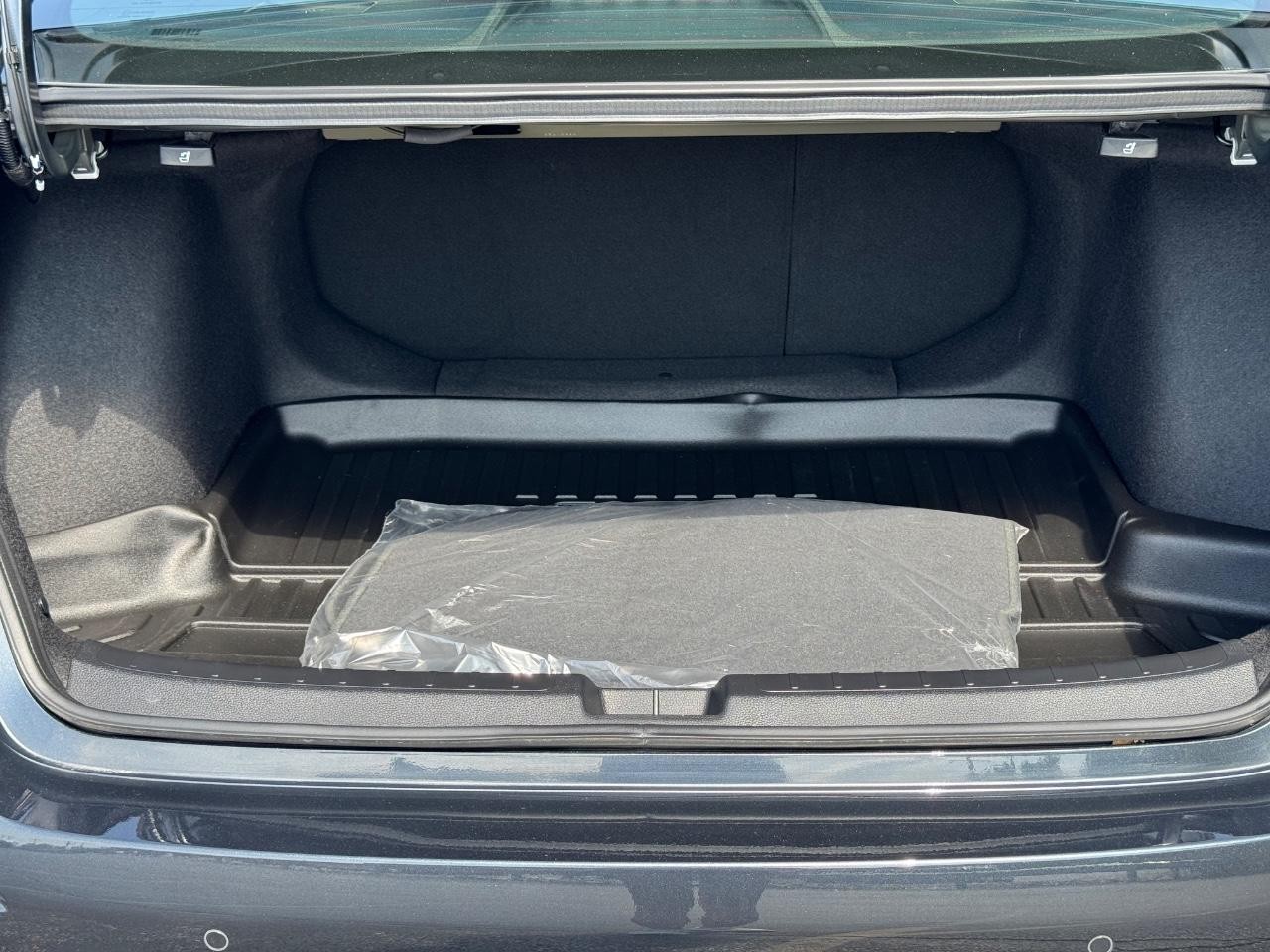 Honda Civic Sedan Hybrid Vehicle Full-screen Gallery Image 04