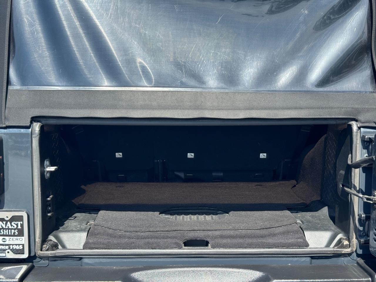 Jeep Wrangler JK Unlimited Vehicle Full-screen Gallery Image 04