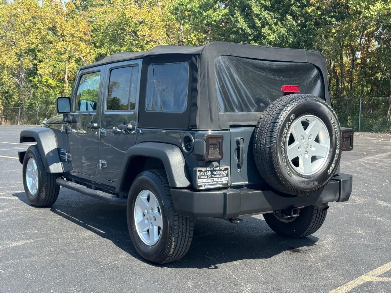 Jeep Wrangler JK Unlimited Vehicle Full-screen Gallery Image 06