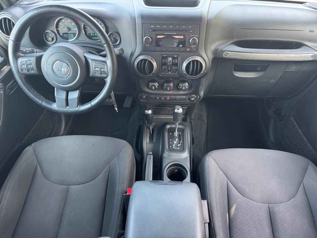 Jeep Wrangler JK Unlimited Vehicle Full-screen Gallery Image 11