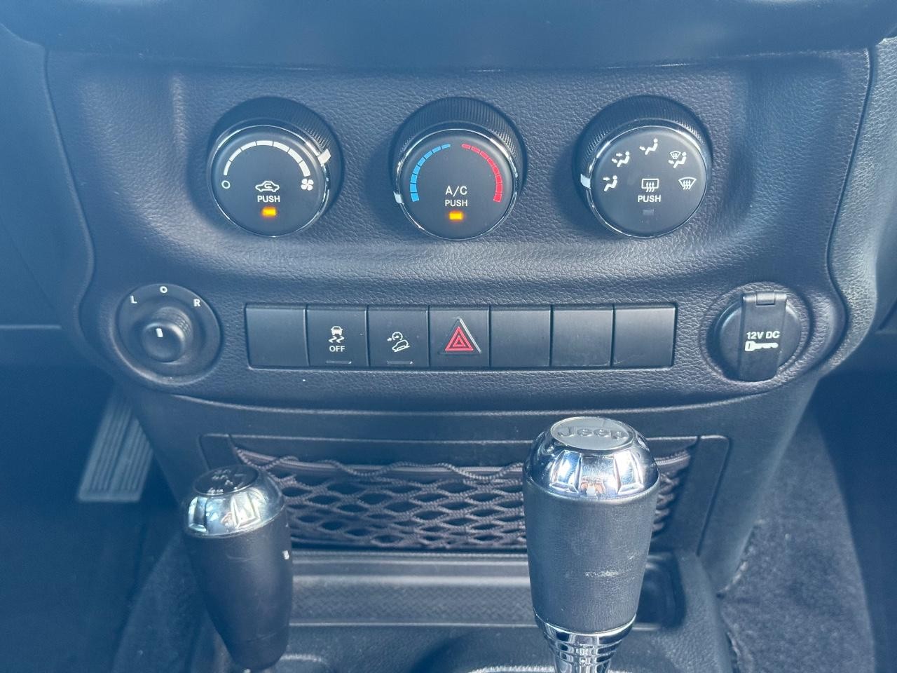 Jeep Wrangler JK Unlimited Vehicle Full-screen Gallery Image 14