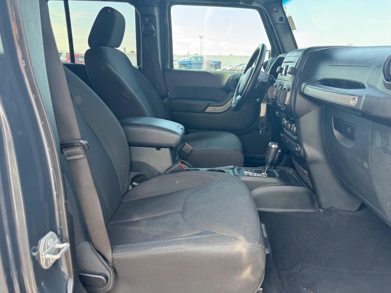 Jeep Wrangler JK Unlimited Vehicle Full-screen Gallery Image 16