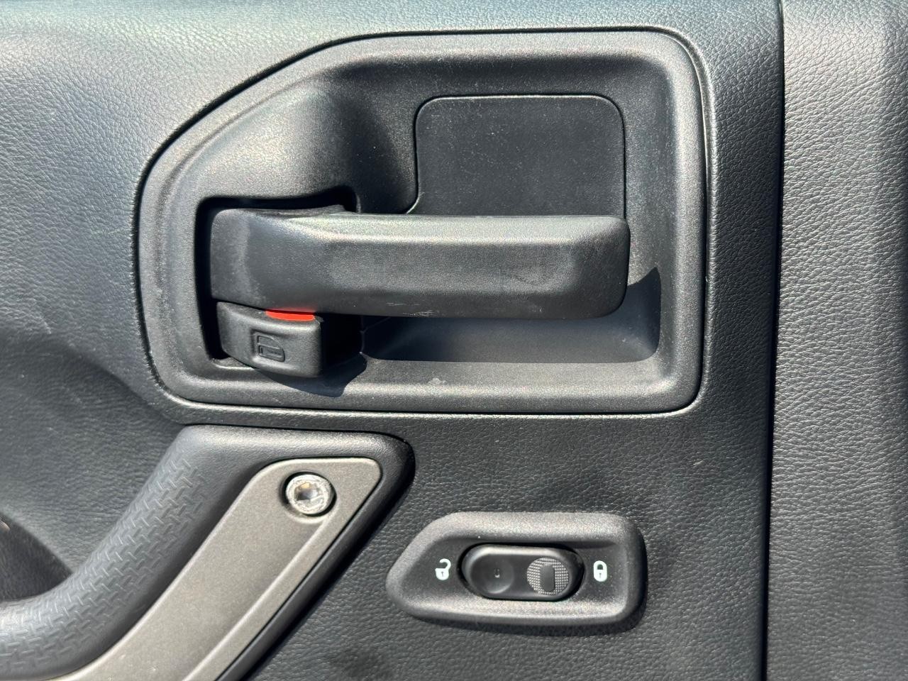 Jeep Wrangler JK Unlimited Vehicle Full-screen Gallery Image 21