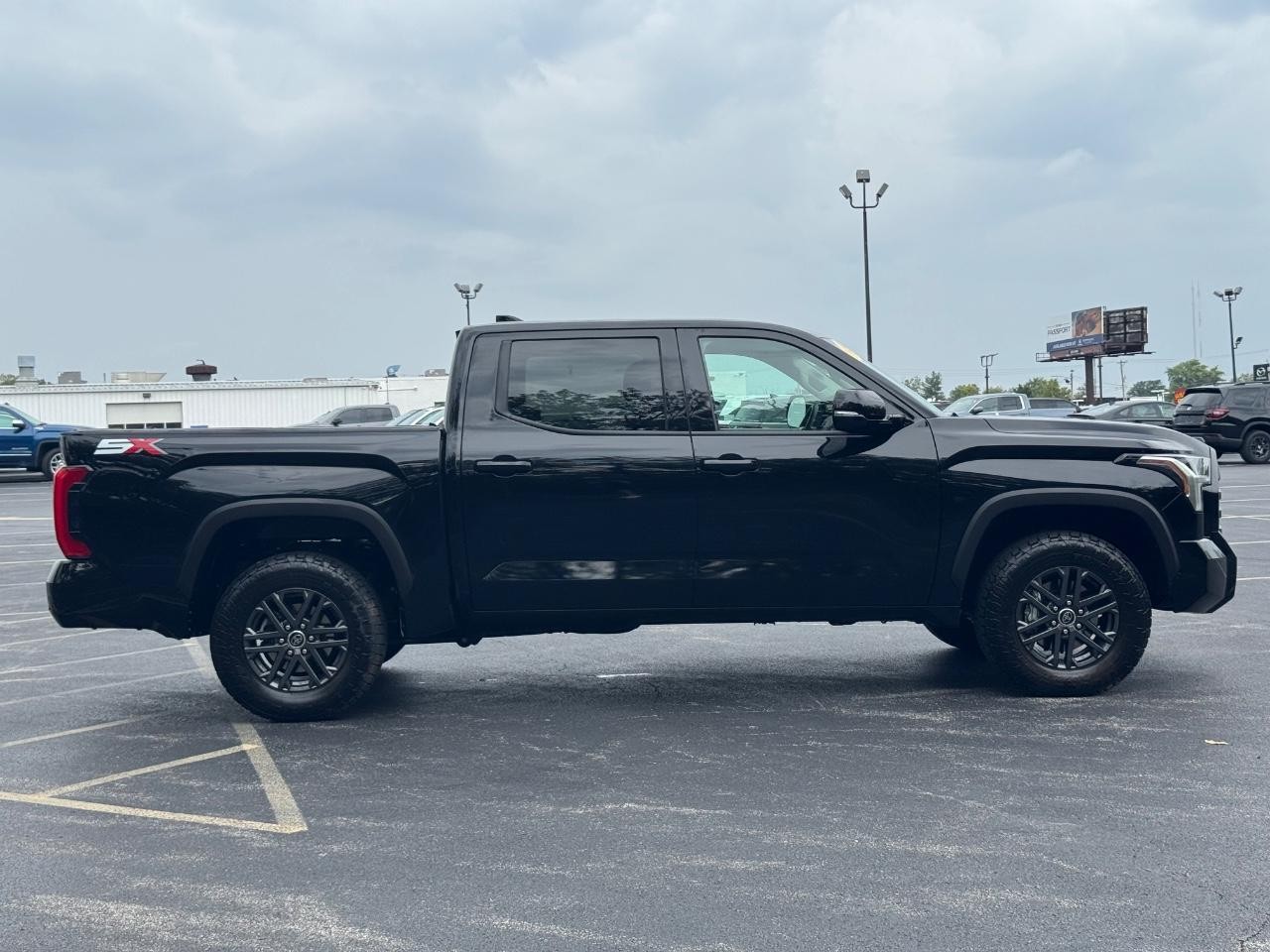 Toyota Tundra 4WD Vehicle Full-screen Gallery Image 02