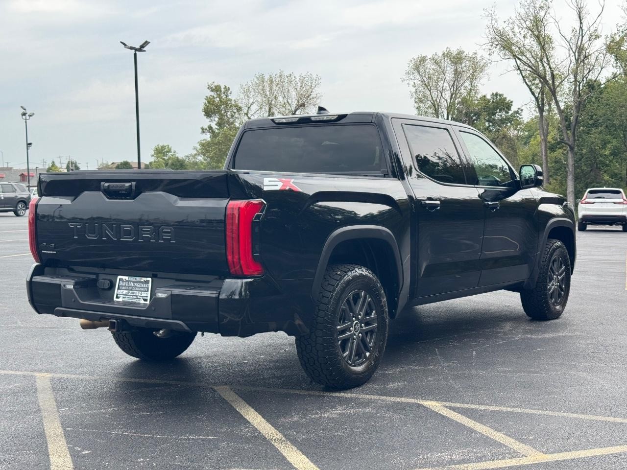 Toyota Tundra 4WD Vehicle Full-screen Gallery Image 03