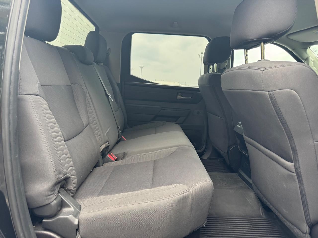 Toyota Tundra 4WD Vehicle Full-screen Gallery Image 10