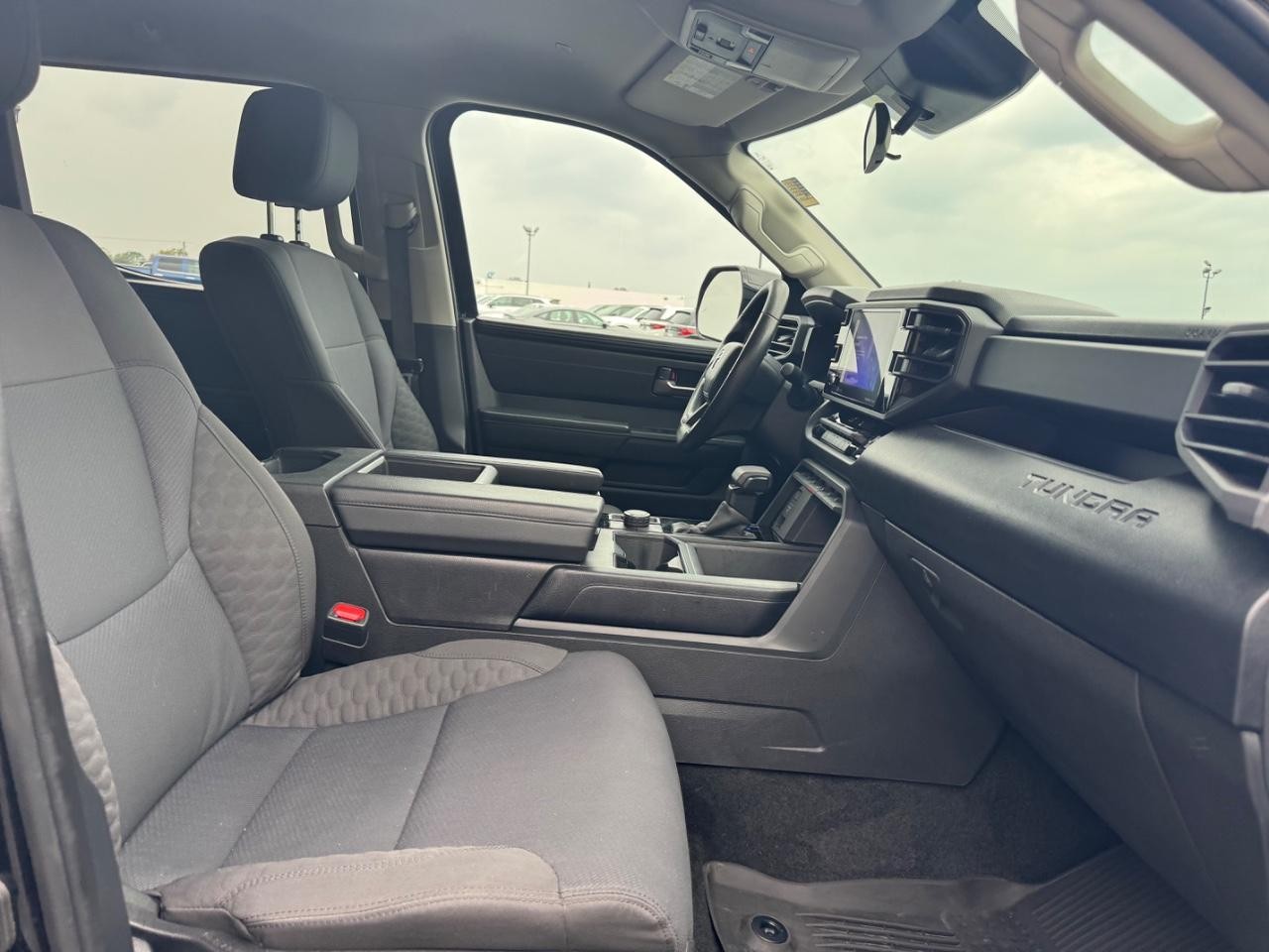 Toyota Tundra 4WD Vehicle Full-screen Gallery Image 16