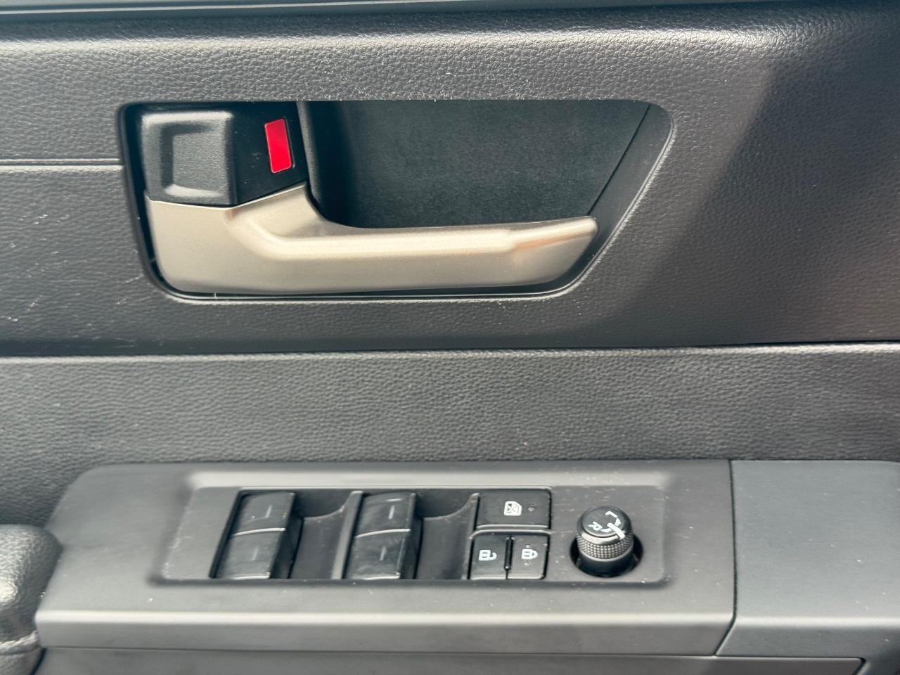 Toyota Tundra 4WD Vehicle Full-screen Gallery Image 23