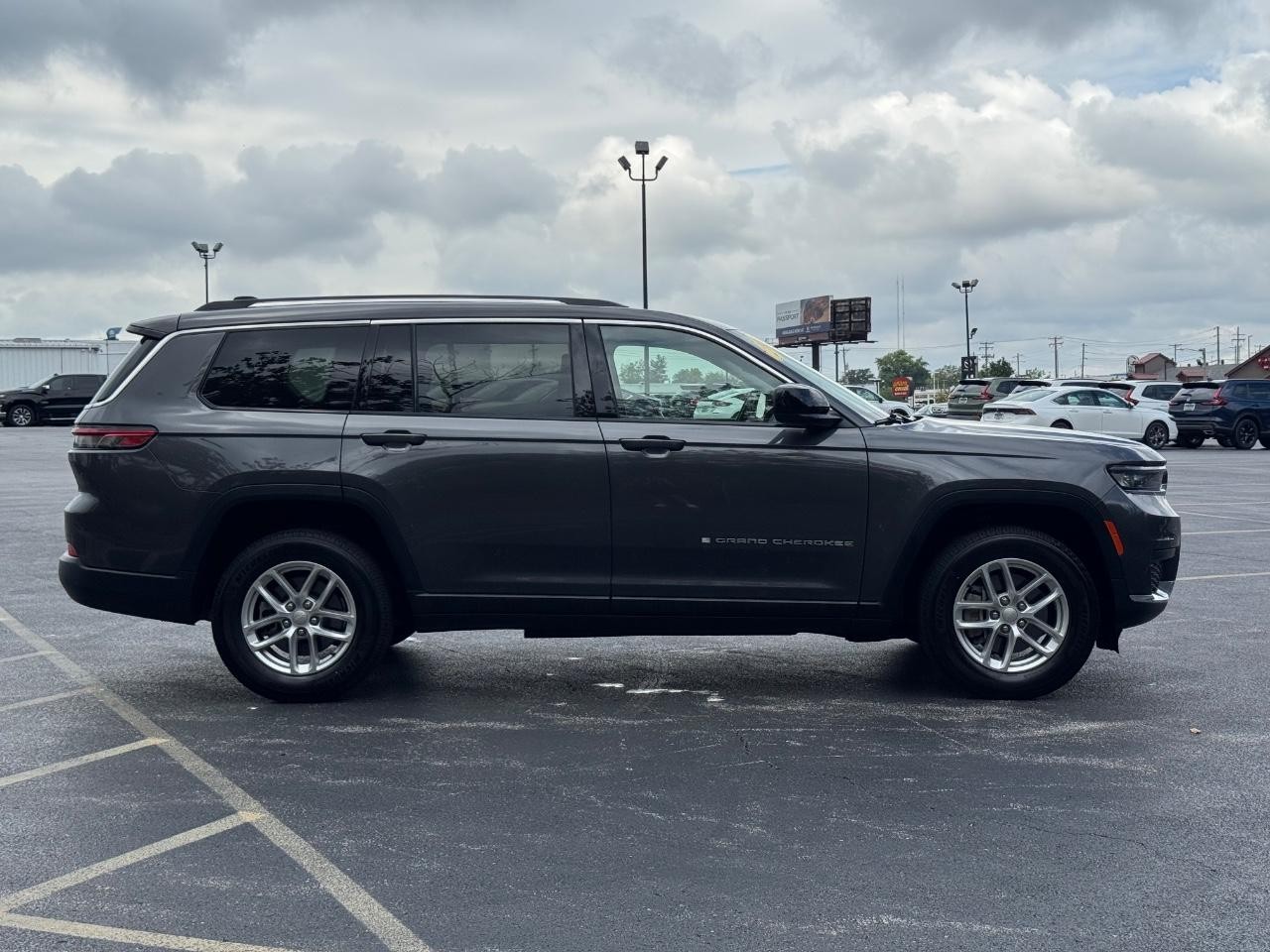 Jeep Grand Cherokee L Vehicle Full-screen Gallery Image 02