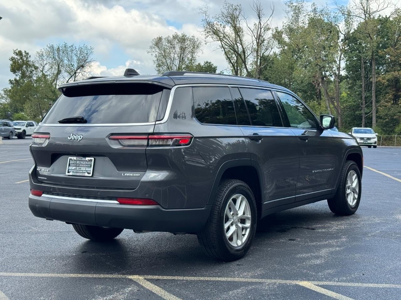 Jeep Grand Cherokee L Vehicle Full-screen Gallery Image 03