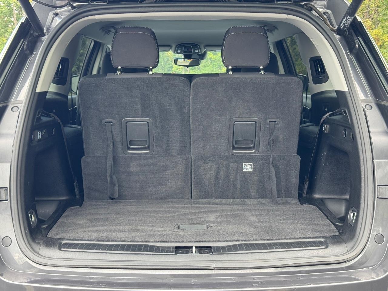 Jeep Grand Cherokee L Vehicle Full-screen Gallery Image 04