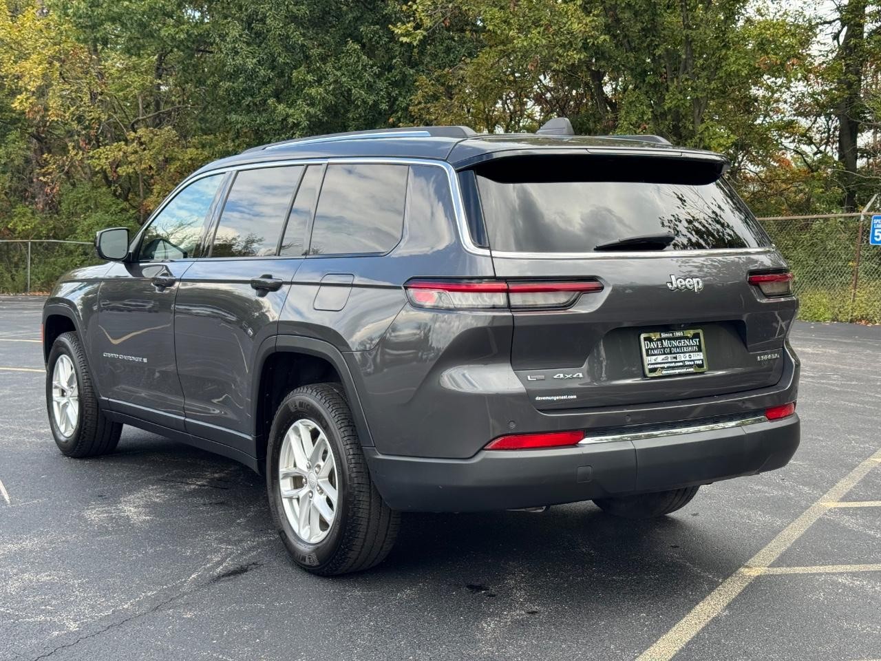 Jeep Grand Cherokee L Vehicle Full-screen Gallery Image 06