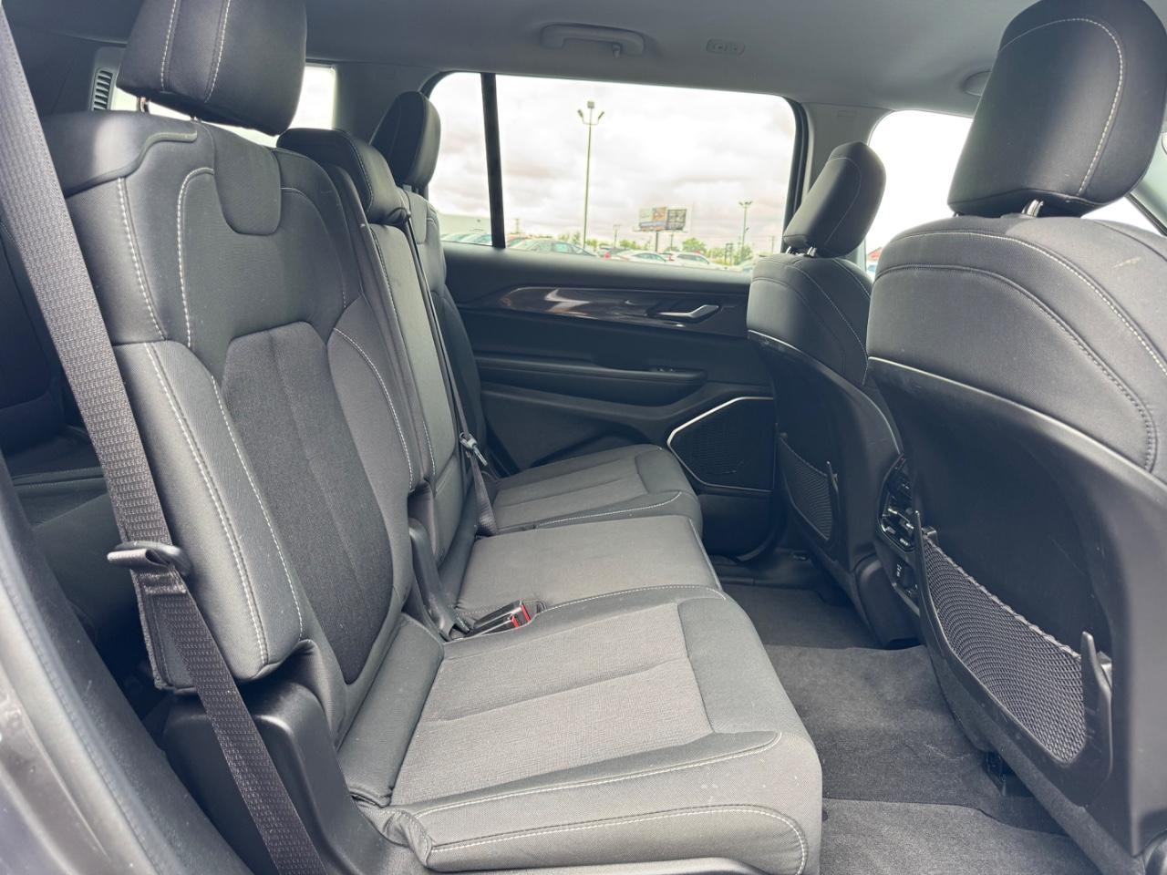 Jeep Grand Cherokee L Vehicle Full-screen Gallery Image 10