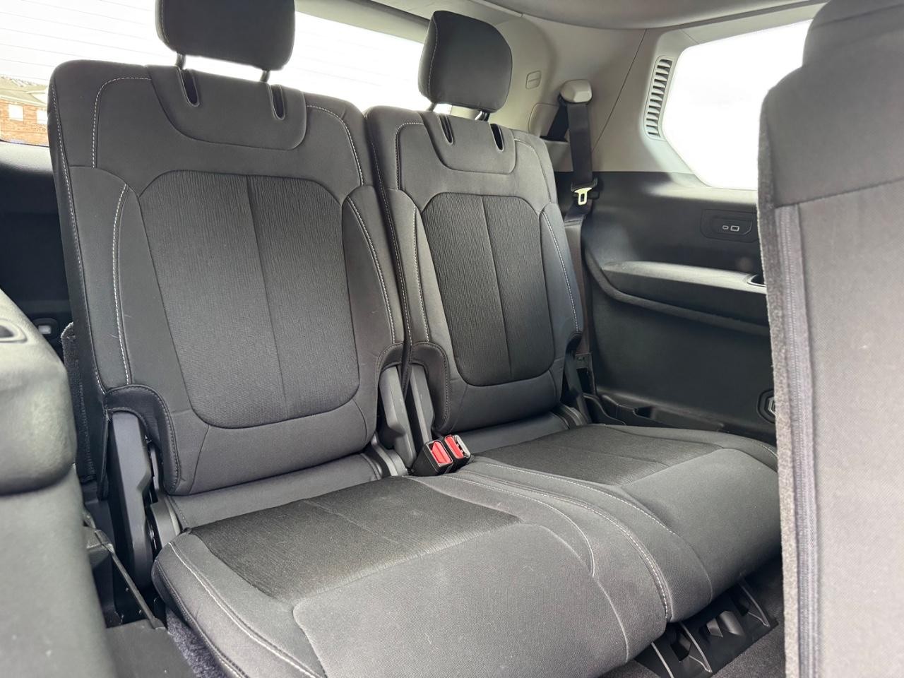 Jeep Grand Cherokee L Vehicle Full-screen Gallery Image 11