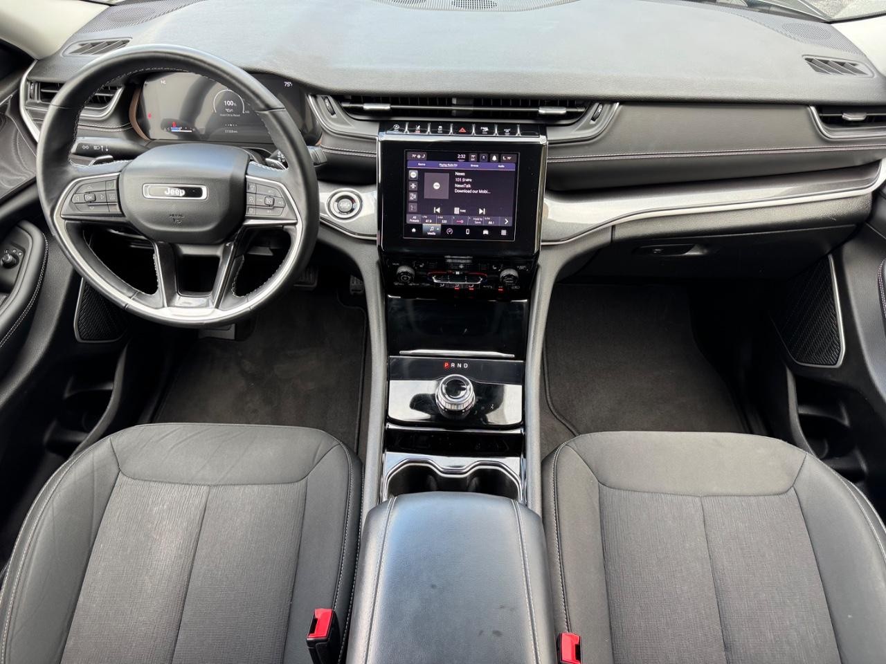 Jeep Grand Cherokee L Vehicle Full-screen Gallery Image 12