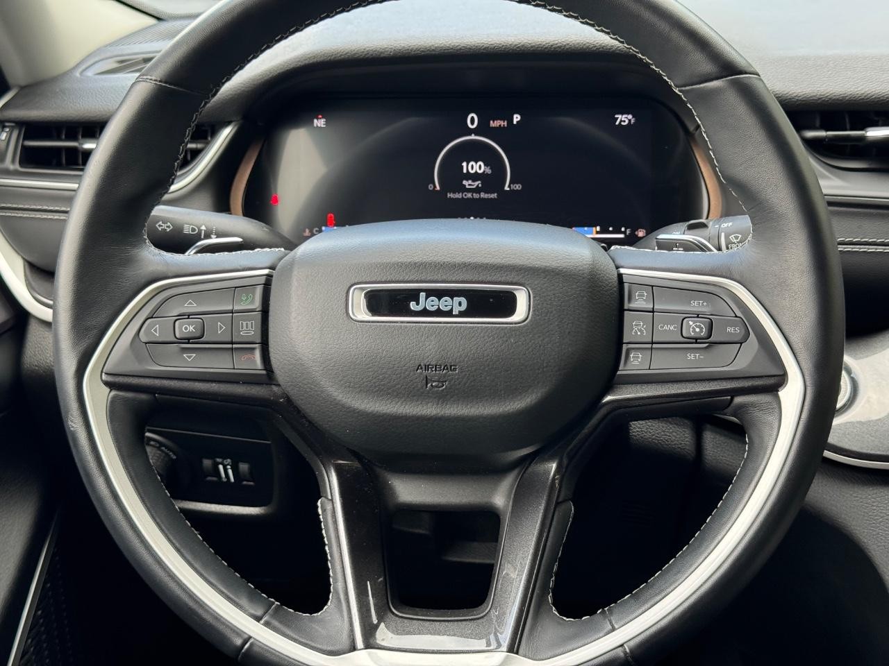 Jeep Grand Cherokee L Vehicle Full-screen Gallery Image 13