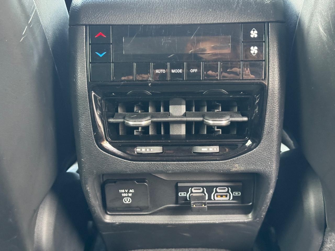 Jeep Grand Cherokee L Vehicle Full-screen Gallery Image 17