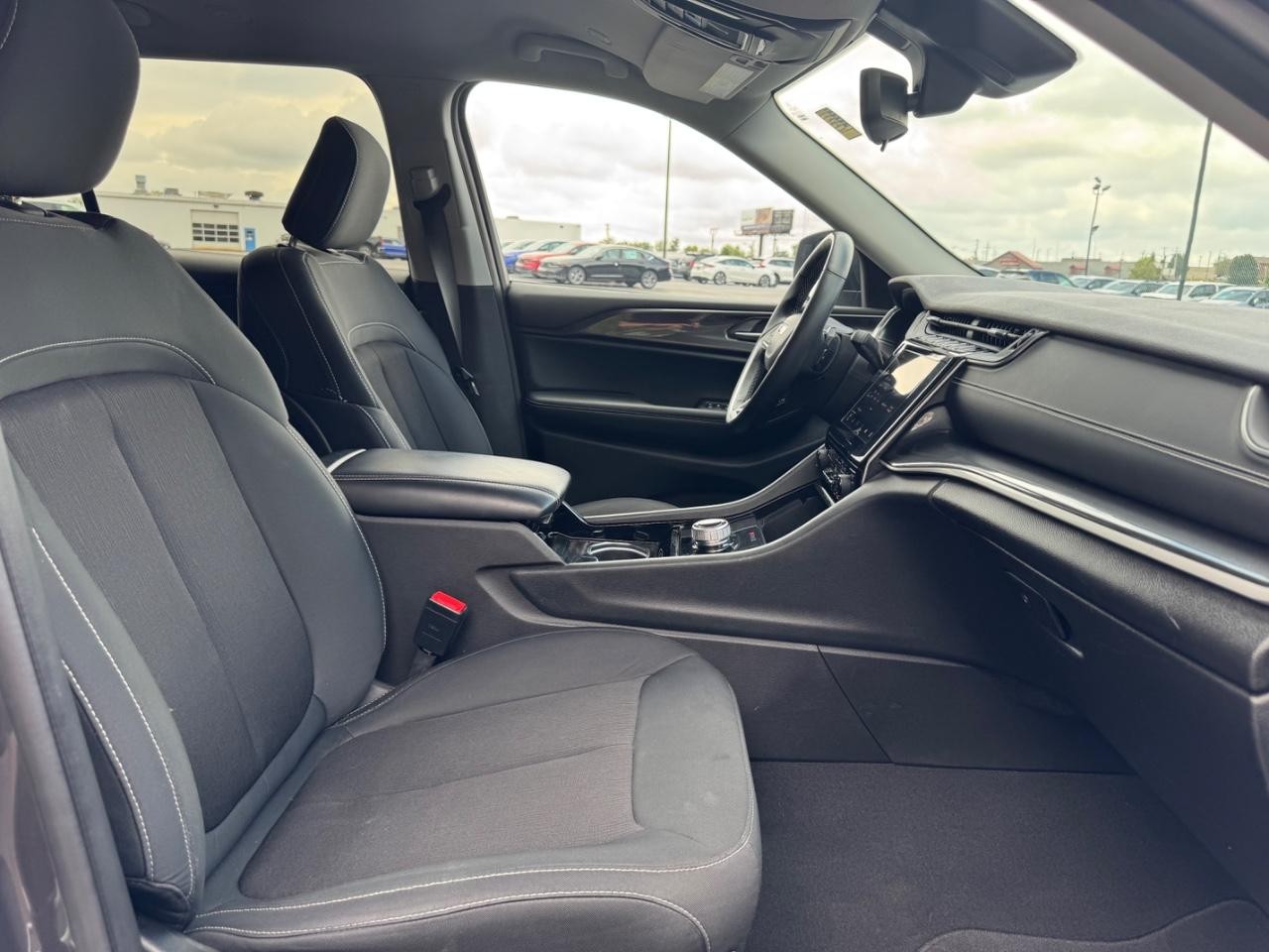 Jeep Grand Cherokee L Vehicle Full-screen Gallery Image 18