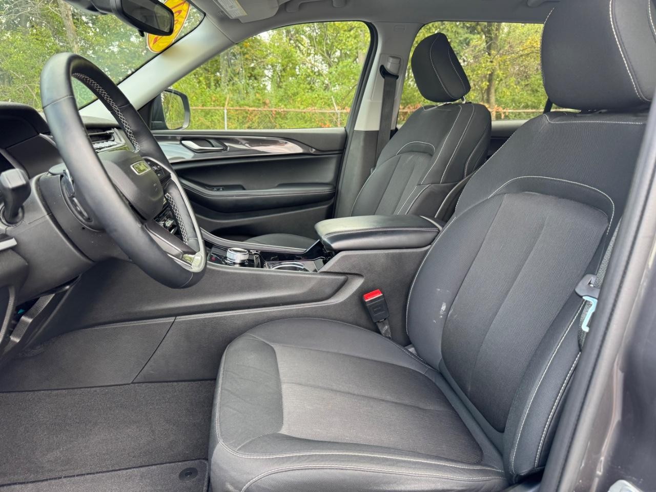 Jeep Grand Cherokee L Vehicle Full-screen Gallery Image 19