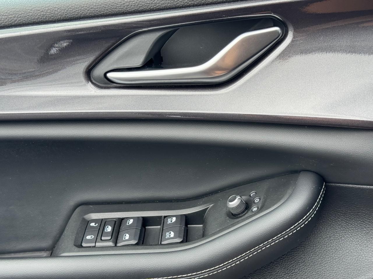 Jeep Grand Cherokee L Vehicle Full-screen Gallery Image 24