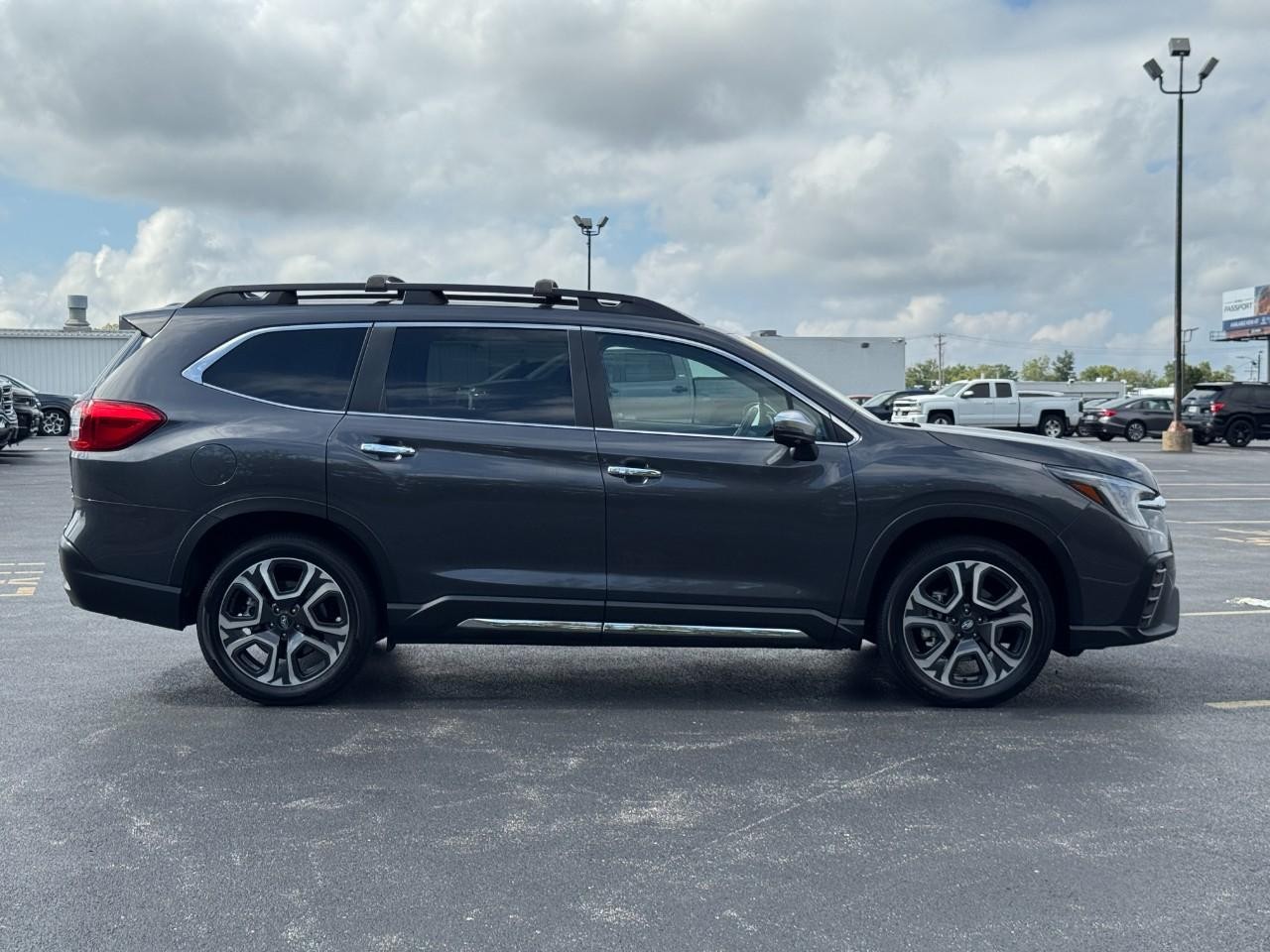 Subaru Ascent Vehicle Full-screen Gallery Image 02