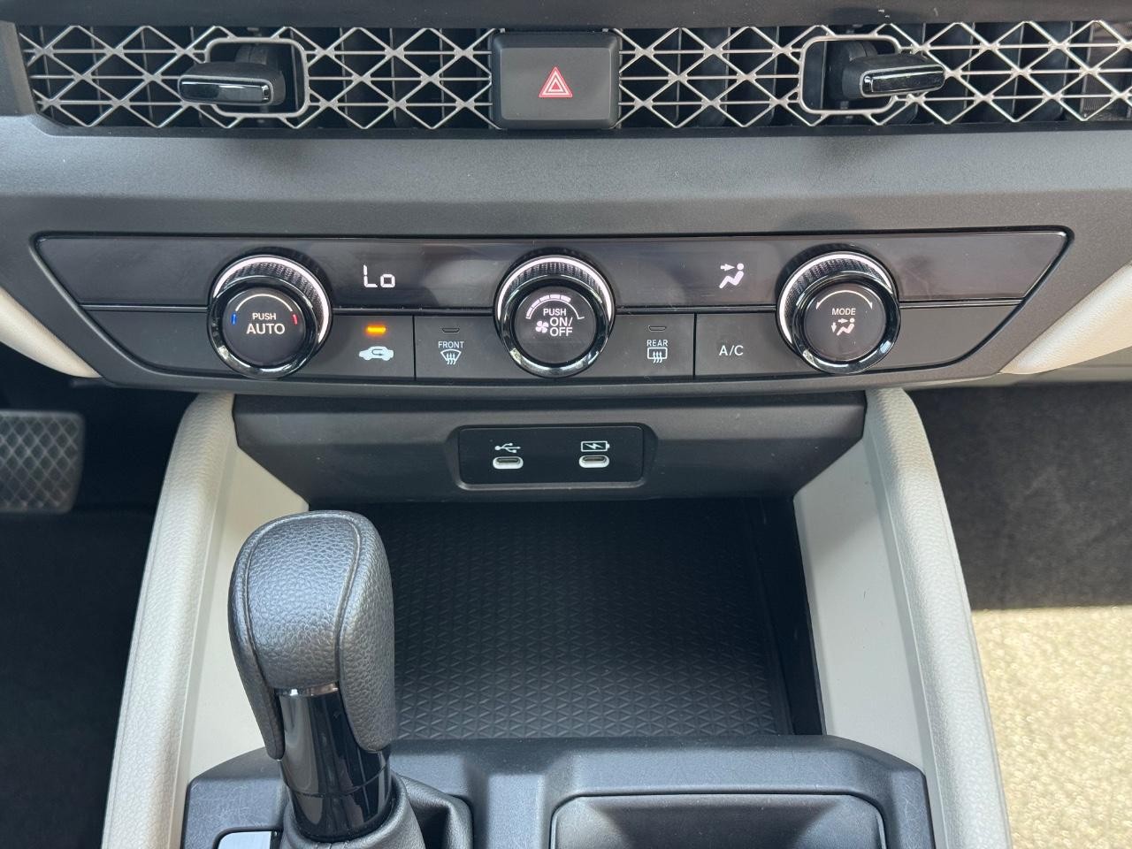 Honda Accord Sedan Vehicle Full-screen Gallery Image 14