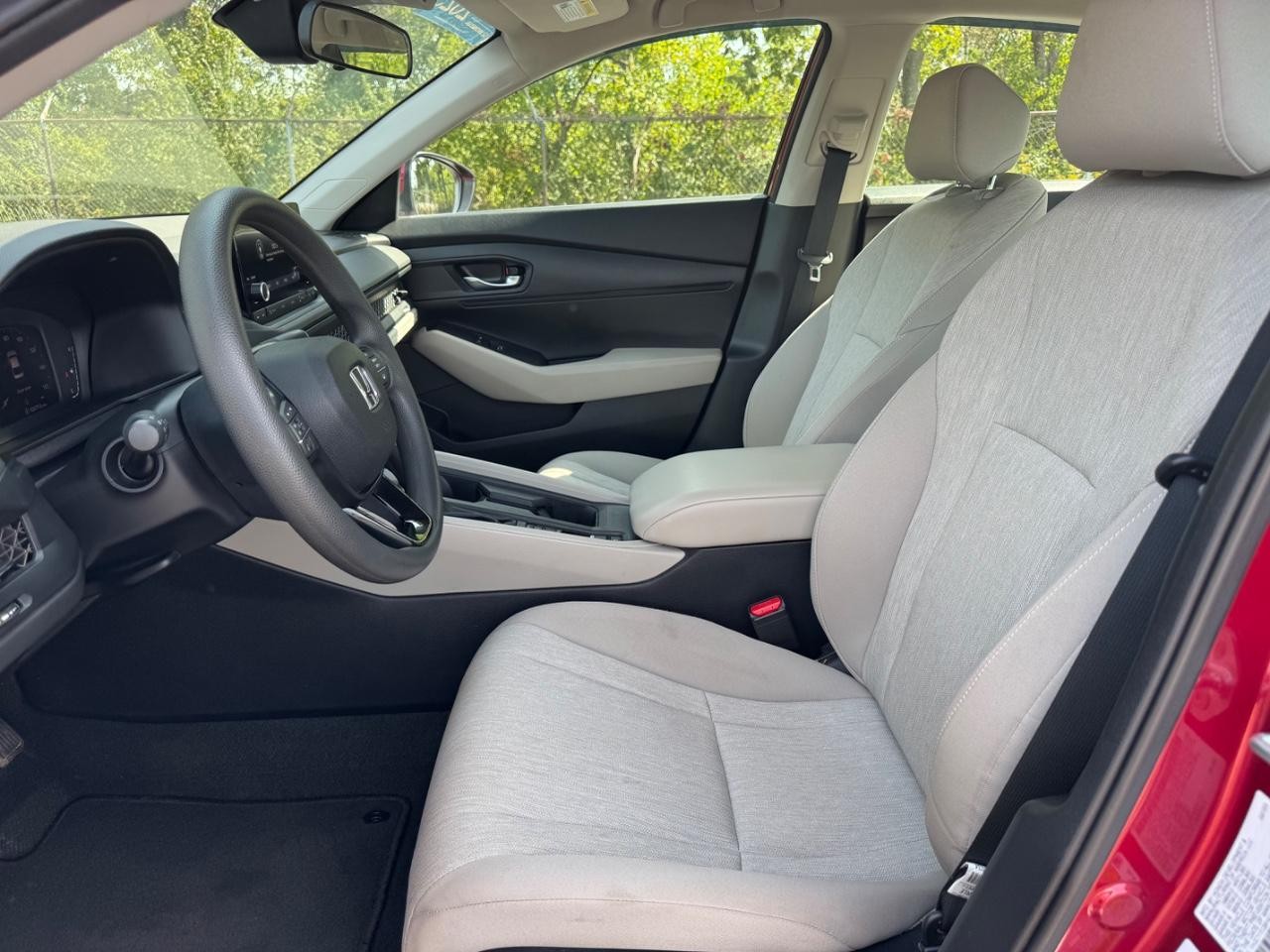 Honda Accord Sedan Vehicle Full-screen Gallery Image 17