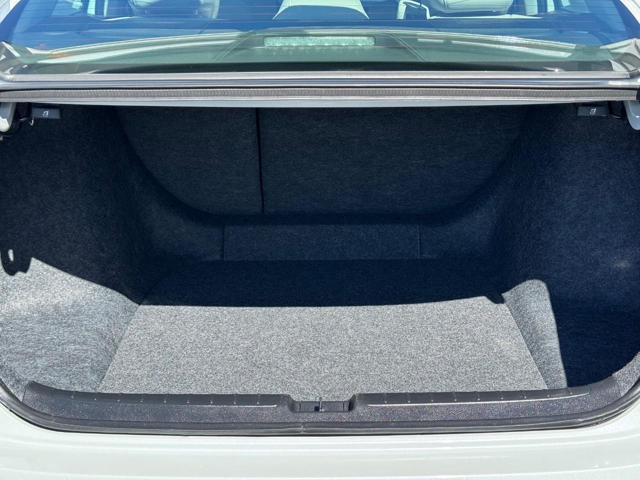 Honda Accord Hybrid Vehicle Full-screen Gallery Image 04