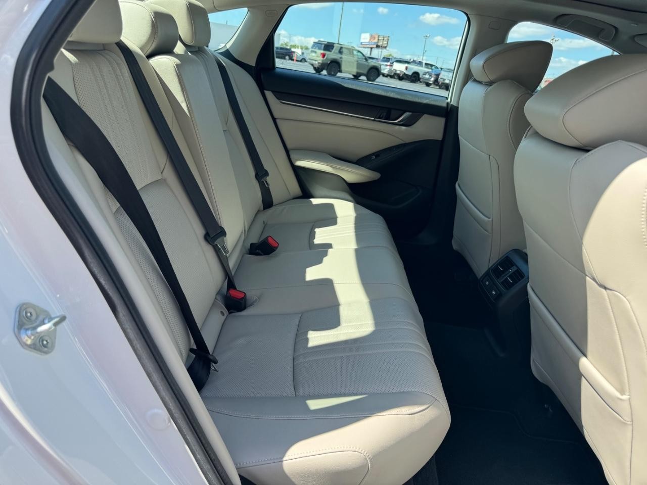 Honda Accord Hybrid Vehicle Full-screen Gallery Image 10