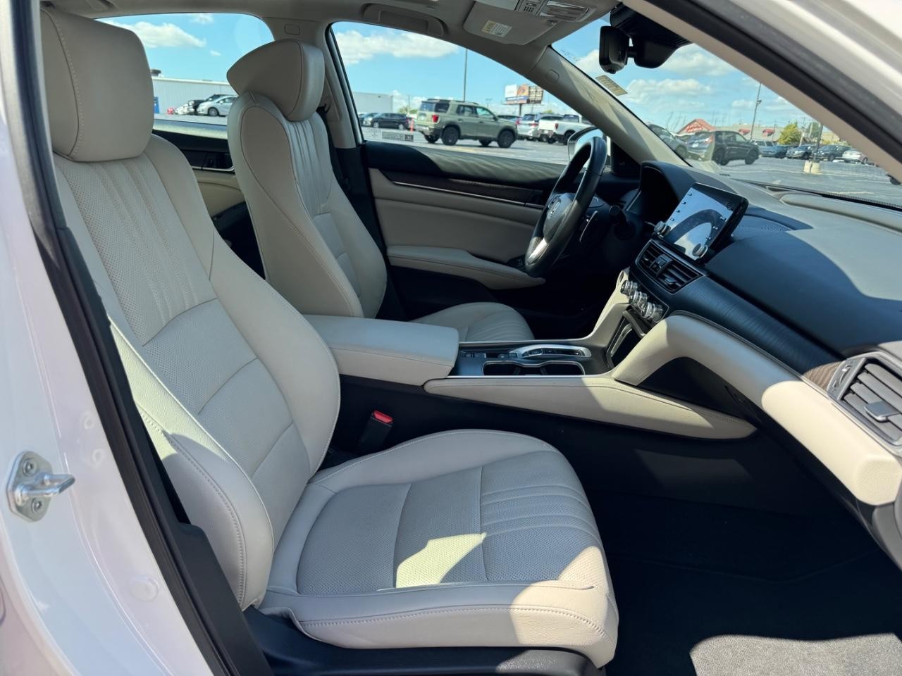 Honda Accord Hybrid Vehicle Full-screen Gallery Image 17