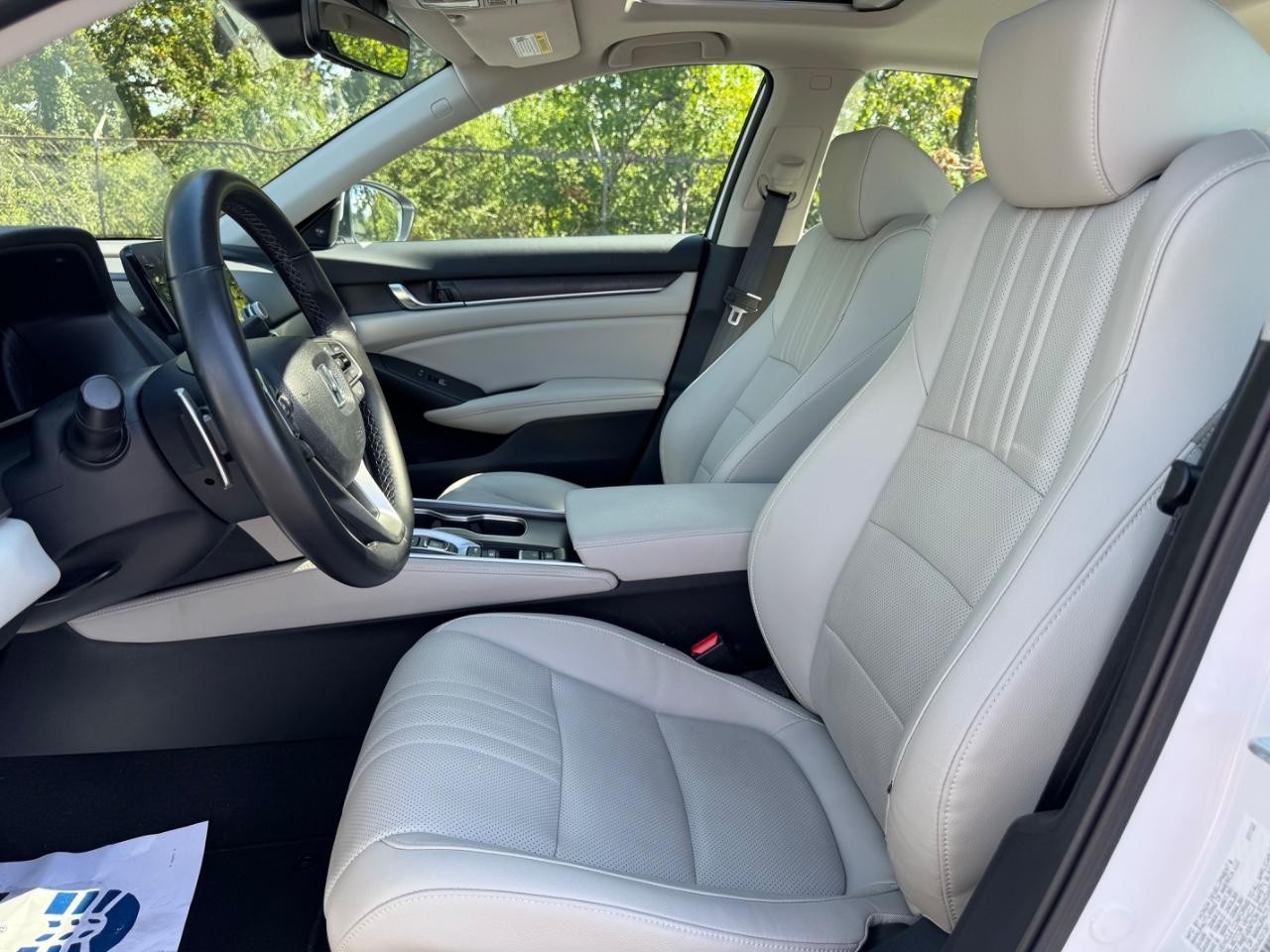 Honda Accord Hybrid Vehicle Full-screen Gallery Image 18