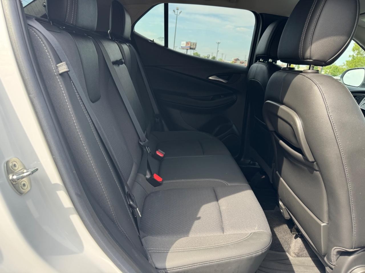 Buick Encore GX Vehicle Full-screen Gallery Image 10