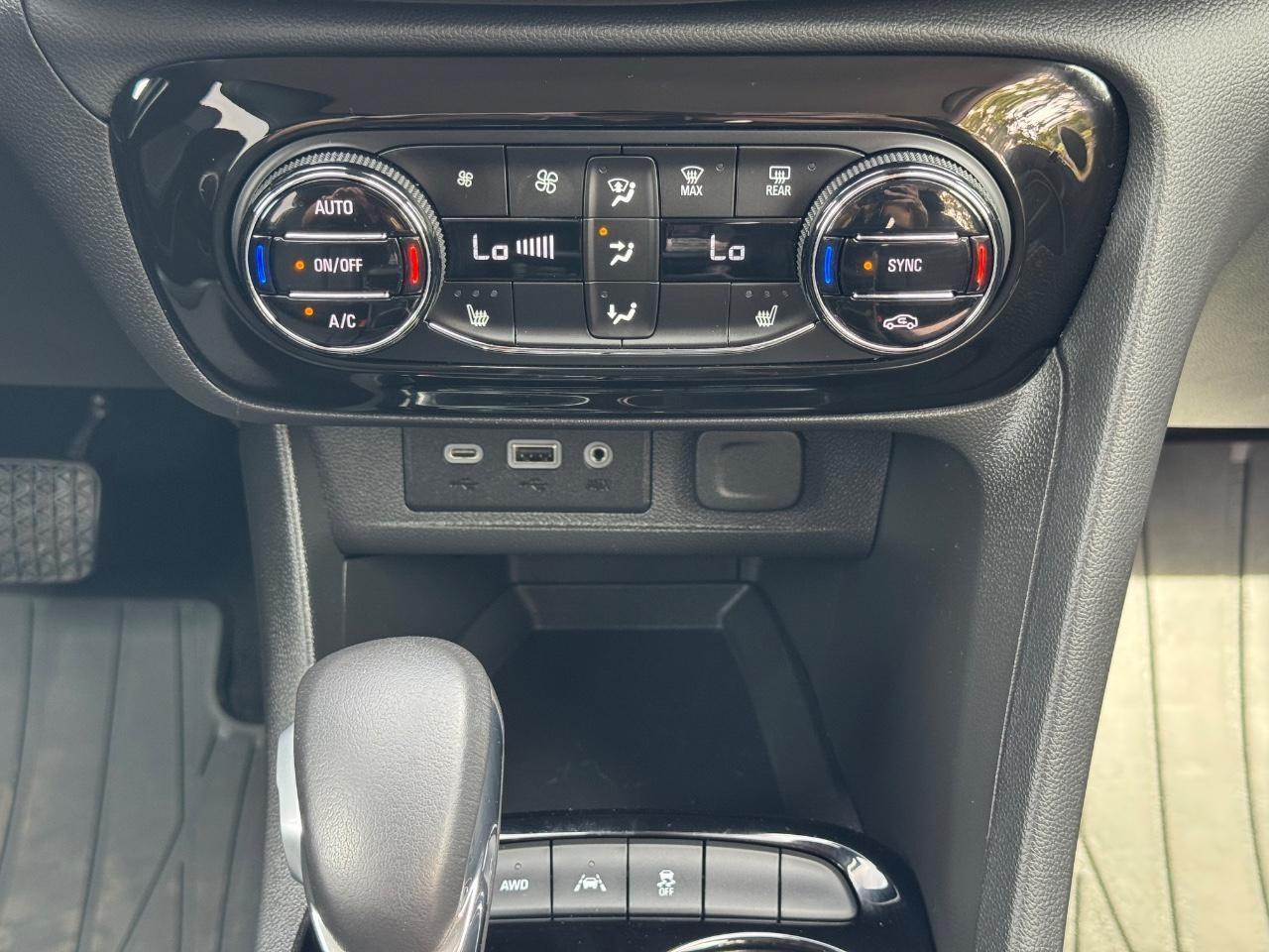 Buick Encore GX Vehicle Full-screen Gallery Image 14