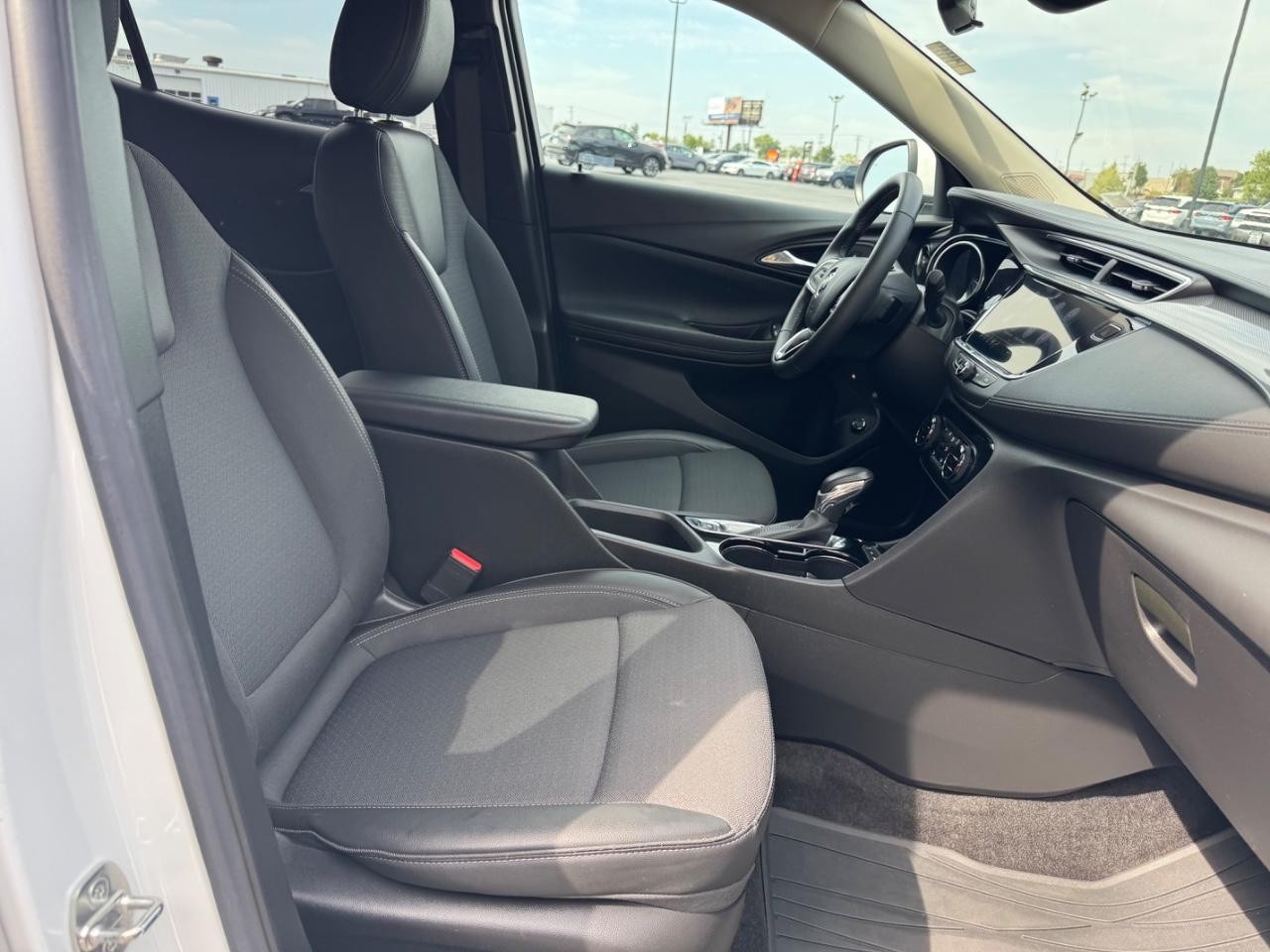 Buick Encore GX Vehicle Full-screen Gallery Image 16