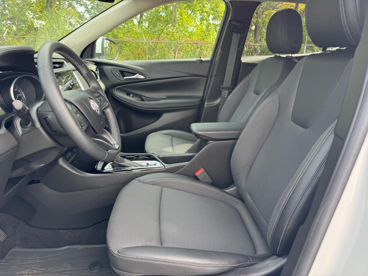 Buick Encore GX Vehicle Full-screen Gallery Image 17