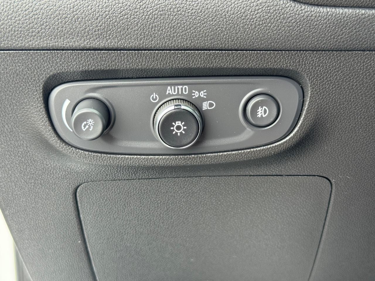 Buick Encore GX Vehicle Full-screen Gallery Image 21